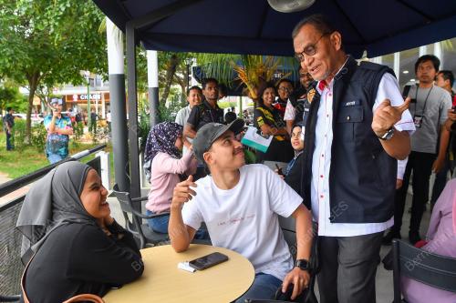 DATUK SERI DR DZULKEFLY AHMAD