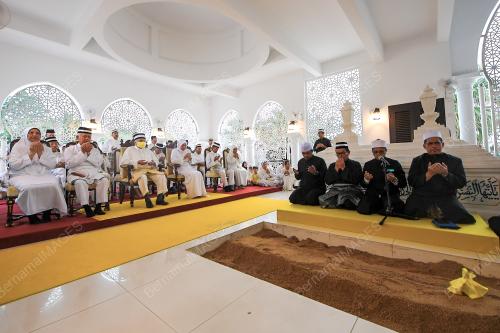 TUANKU MUHRIZ TUANKU MUNAWIR