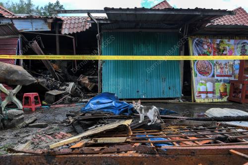 SEMBILAN GERAI MAKANAN DI TELUK KEMANG TERBAKAR
