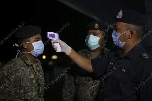 ANGGOTA POLIS DAN TENTERA MEMBUAT RONDAAN