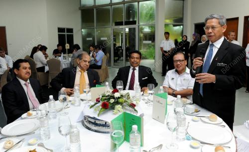 DATUK SERI MUSTAPA MOHAMAD