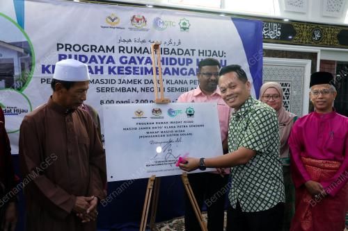 NIK NAZMI NIK AHMAD
