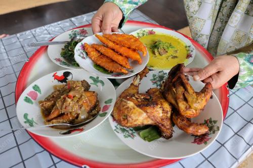 RUMAH PUTIH MAKAN BERJAMBAR