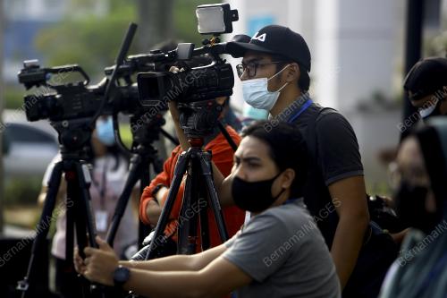 PETUGAS MEDIA AKAN TERIMA SUNTIKAN VAKSIN COVID-19