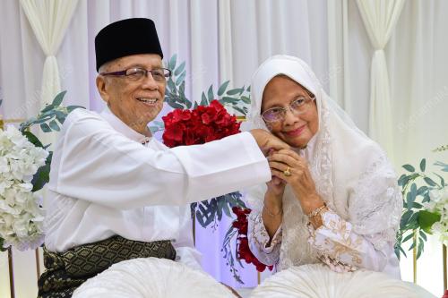 LEBIH LIMA DEKAD CINTA PANDANG PERTAMA