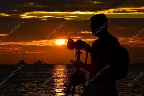 PEMANDANGAN MATAHARI TERBENAM