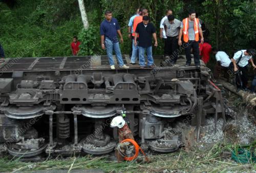 KERETA API TERGELINCIR