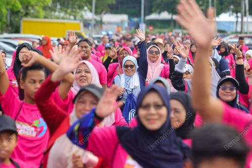 KARNIVAL WARGA EMAS