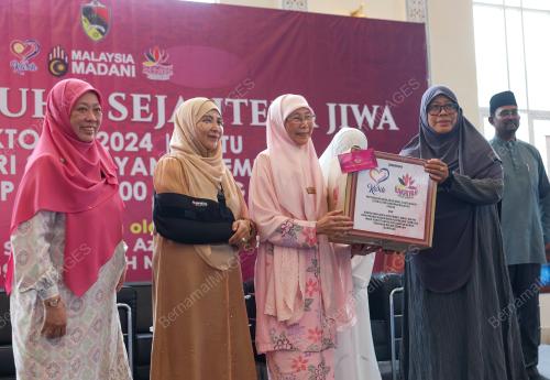 DATUK SERI DR WAN AZIZAH WAN ISMAIL