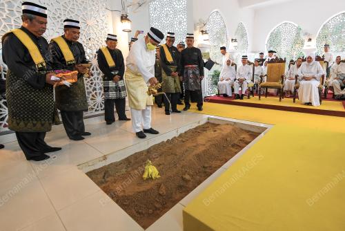 TUANKU MUHRIZ TUANKU MUNAWIR