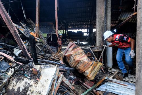 SEMBILAN GERAI MAKANAN DI TELUK KEMANG TERBAKAR