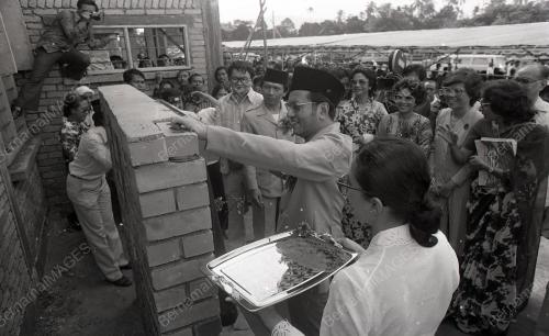 DR. MAHATHIR MOHAMAD