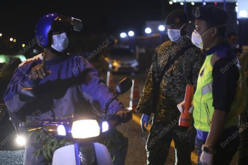 ANGGOTA POLIS DAN TENTERA MEMBUAT RONDAAN