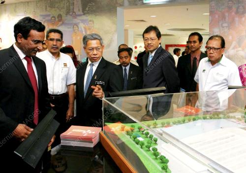 DATUK SERI MUSTAPA MOHAMAD