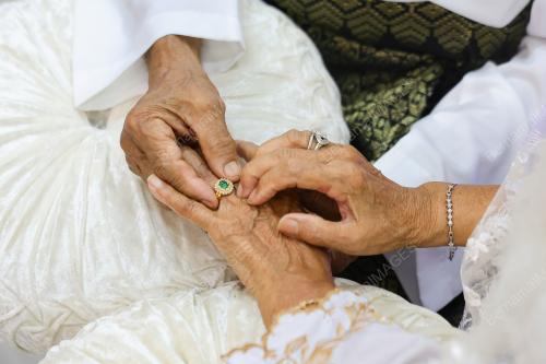 LEBIH LIMA DEKAD CINTA PANDANG PERTAMA