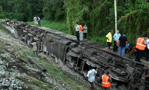 KERETA API TERGELINCIR