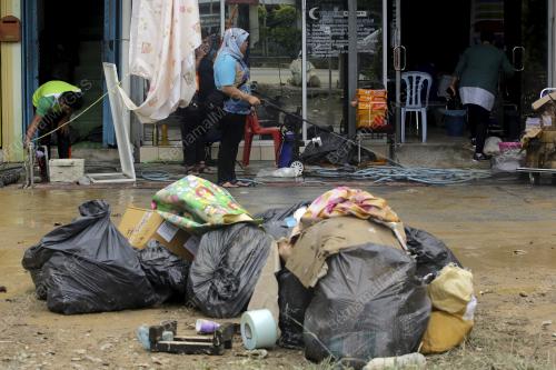PREMIS PERNIAGAAN DI RANTAU TERJEJAS AKIBAT BANJIR