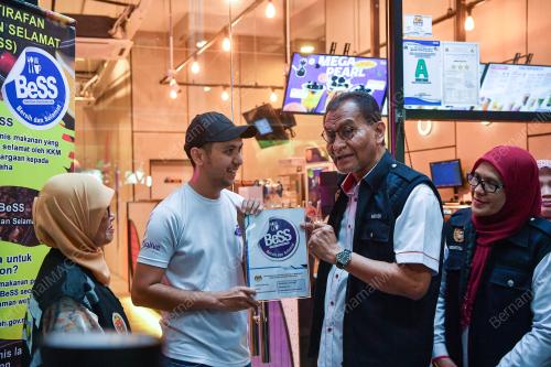 DATUK SERI DR DZULKEFLY AHMAD