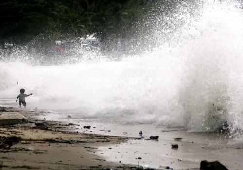 AMARAN ANGIN KENCANG DAN LAUT BERGELORA KATEGORI KETIGA