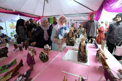 DATUK SERI DR WAN AZIZAH WAN ISMAIL