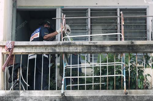 UNIT FORENSIK PERIKSA RUMAH SUSPEK DI TAMAN NEE YAN
