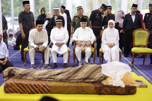 TUANKU MUHRIZ TUANKU MUNAWIR