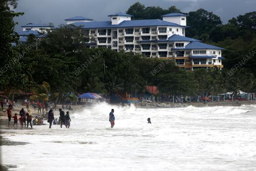 AMARAN ANGIN KENCANG DAN LAUT BERGELORA KATEGORI KETIGA