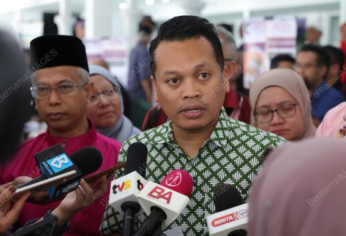 NIK NAZMI NIK AHMAD