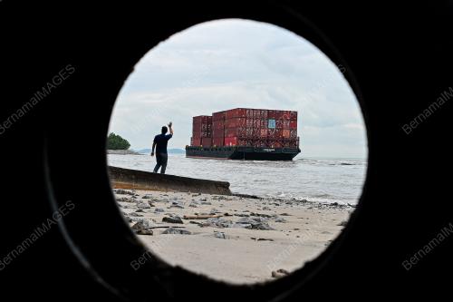 KAPAL PENGANGKUT MUATAN KONTENA TERSADAI DI PERAIRAN PORT DICKSO