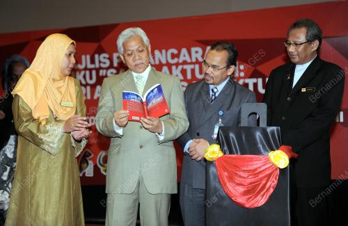 NS15_08042015_IDRIS_BUKU