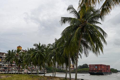 KAPAL PENGANGKUT MUATAN KONTENA TERSADAI DI PERAIRAN PORT DICKSO