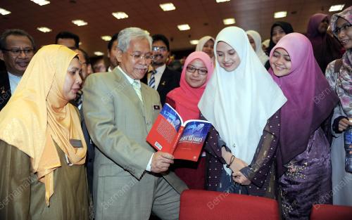 NS16_08042015_IDRIS_BUKU