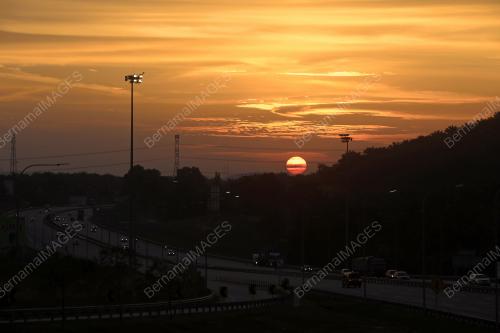 PEMANDANGAN SENJA DI LEBUHRAYA PLUS