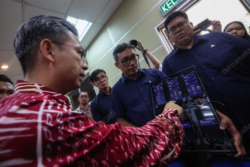 FAHMI FADZIL