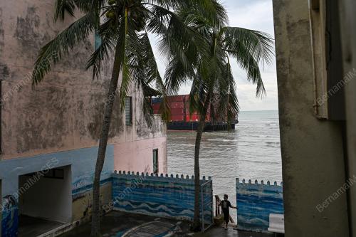 KAPAL PENGANGKUT MUATAN KONTENA TERSADAI DI PERAIRAN PORT DICKSO