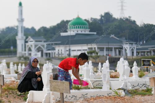 ZIARAH PUSARA MENJELANG RAMADAN
