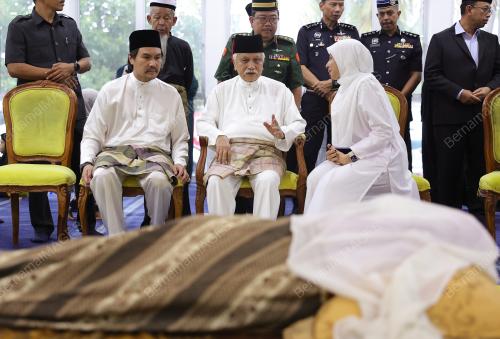 TUANKU MUHRIZ TUANKU MUNAWIR