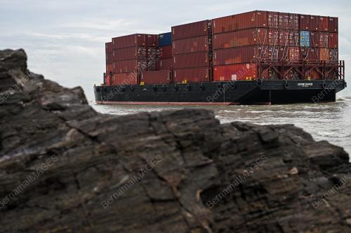 KAPAL PENGANGKUT MUATAN KONTENA TERSADAI DI PERAIRAN PORT DICKSO