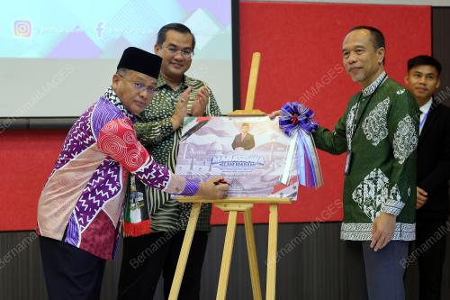 DATUK DR MOHD NA'IM MOKHTAR