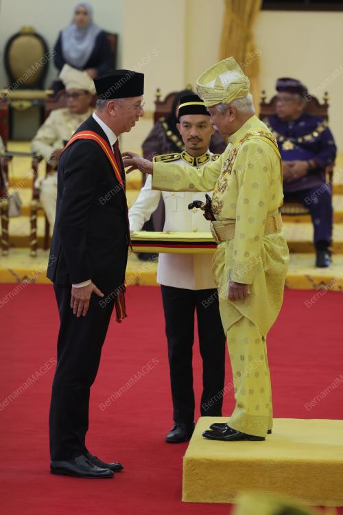 TUANKU MUHRIZ TUANKU MUNAWIR 