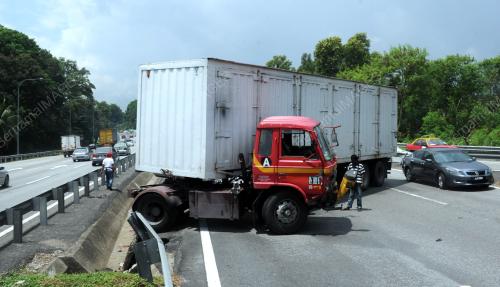 NS21_12052012_KEMALANGAN_LORI