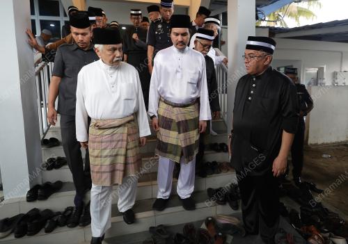 TUANKU MUHRIZ TUANKU MUNAWIR