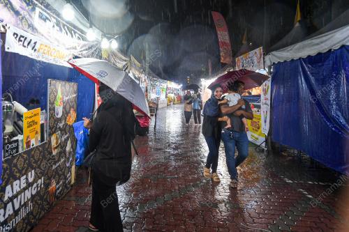 CUACA HUJAN DI BAZAR AIDILFITRI SENAWANG
