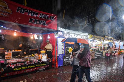 CUACA HUJAN DI BAZAR AIDILFITRI SENAWANG