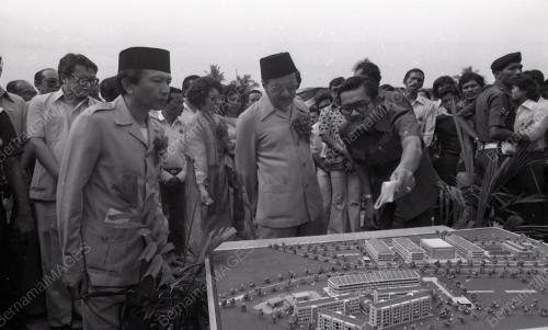 DR. MAHATHIR MOHAMAD
