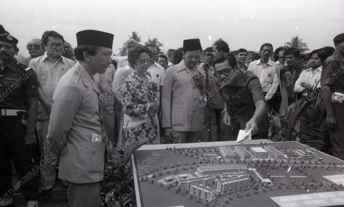 DR. MAHATHIR MOHAMAD