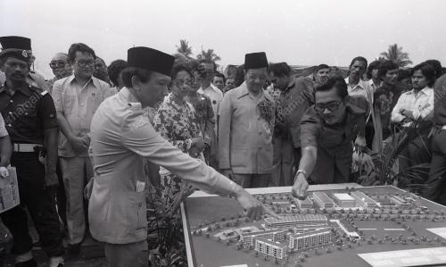 DR. MAHATHIR MOHAMAD