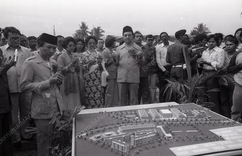 DR. MAHATHIR MOHAMAD