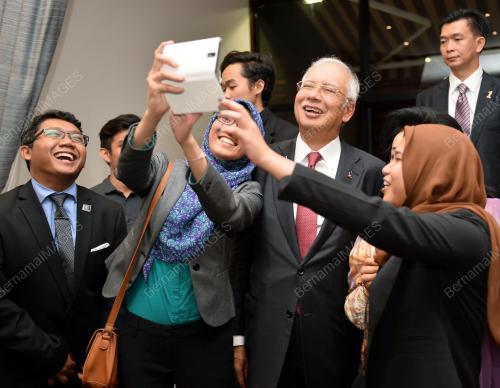 NY07_90915_STUDENTS_SELFIE_29092015
