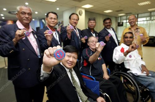 PARA07_130809_POSING